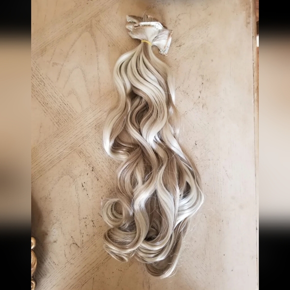 Blonde Wavy Full Head Clip in Extension - Picture 2 of 7